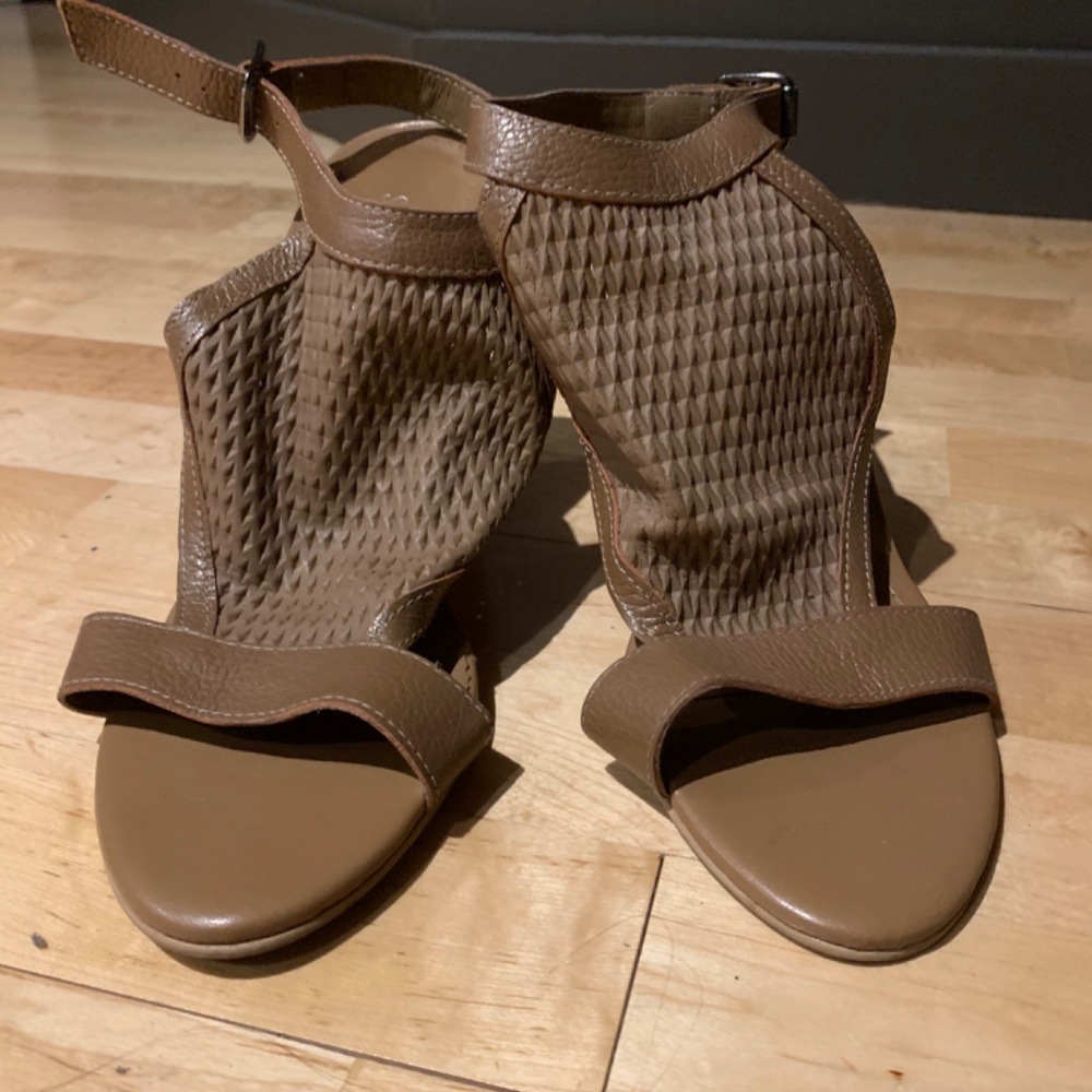 Heels - Picture 4 of 4